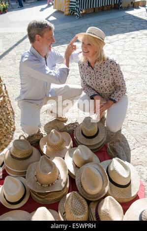 Paar shopping für Hut am Markt, Mallorca, Spanien Stockfoto