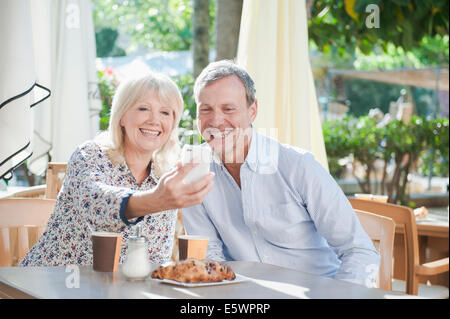 Paar nehmen Selfie mit Smartphone im café Stockfoto