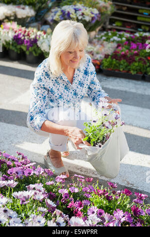 Frau mit Tasche Blumen am Markt, Mallorca, Spanien Stockfoto