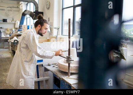 Männliche Töpfer arbeiten in Keramik-Werkstatt Stockfoto