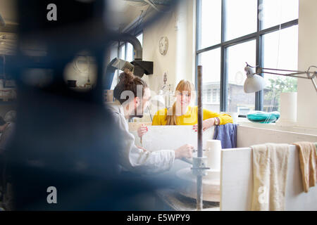 Potter paar Arbeiten in Keramik-Werkstatt Stockfoto