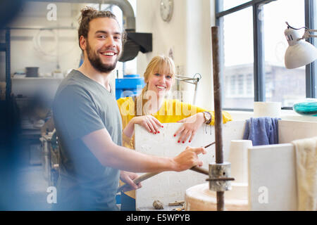 Potter paar Arbeiten in Keramik-Werkstatt Stockfoto