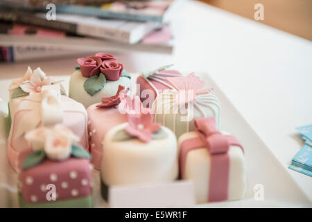 Vielzahl von individuellen dekorierten Kuchen in der Bäckerei hautnah Stockfoto