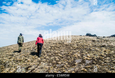 Rückansicht der beiden jungen Frauen Berg hinauf wandern Stockfoto