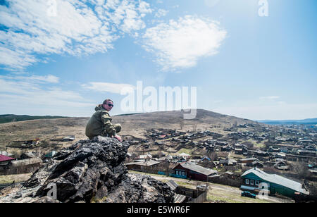 Junge weibliche Wanderer auf der Suche über die Schulter auf Berg Felsen Stockfoto