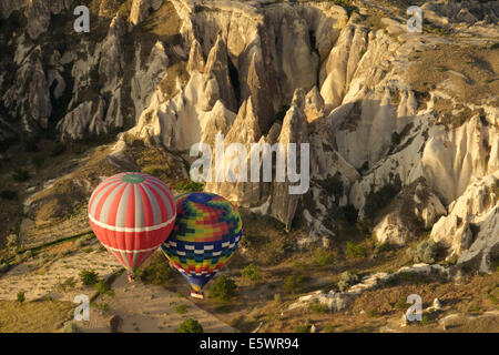 Paar von Heißluftballons schweben neben einander im Tal, Kappadokien, Anatolien, Türkei Stockfoto