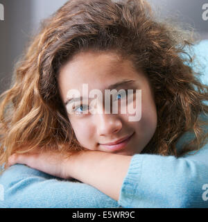 Junges Mädchen mit braunen Haaren, Lächeln, Porträt Stockfoto