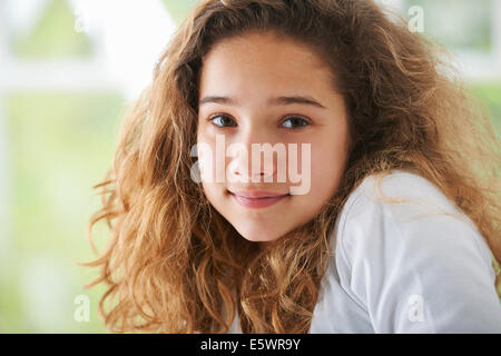 Junges Mädchen mit braunen Haaren, Lächeln, Porträt Stockfoto