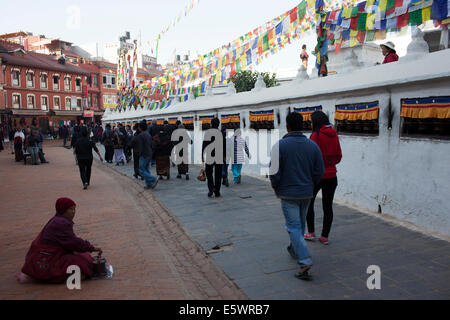 Die tibetischen buddhistischen Stupa von Boudhanath dominiert die Skyline von Kathmandu. Der alte Stupa ist eines der größten in der Welt. Stockfoto