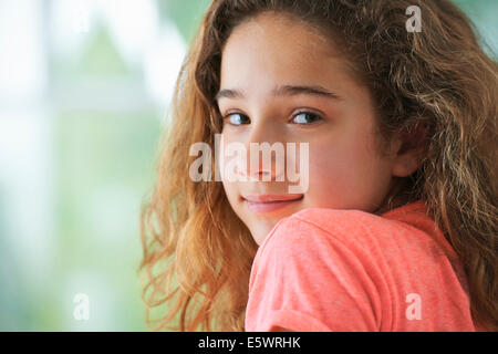 Junges Mädchen mit braunen Haaren, Lächeln, Porträt Stockfoto