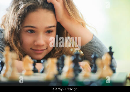 Porträt des jungen Mädchens spielt Schach Stockfoto