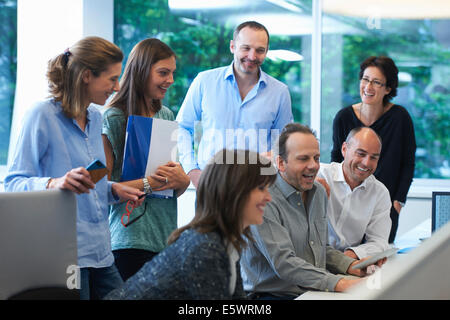 Unternehmer treffen um Schreibtisch Stockfoto