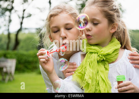 Zwei Schwestern, die Seifenblasen Stockfoto