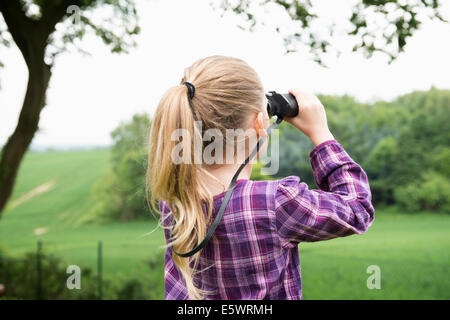 Mädchen mit dem Fernglas Stockfoto