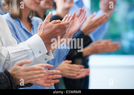 Zugeschnittenes Bild Hände klatschten Stockfoto