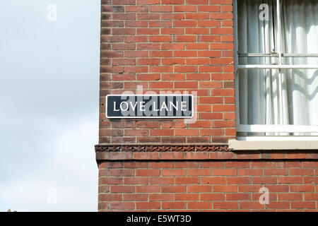 Liebe Lane Straße Namensschild auf der UK Gebäude aus rotem Backstein Stockfoto