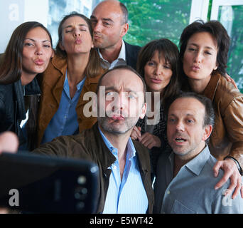 Gruppe von Menschen fotografieren Selbstporträt Stockfoto