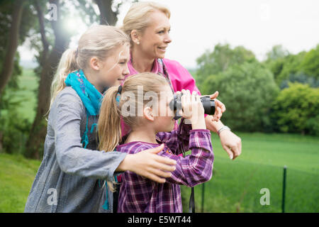 Mutter und Töchter mit dem Fernglas Stockfoto