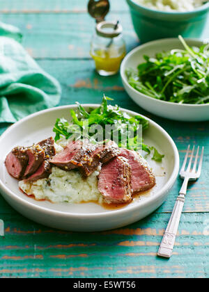 Teller mit Lammfleisch mit Blumenkohl, Birne und Minze Brei Stockfoto