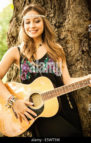 Jungen Hippie Frau Gitarre spielen Stockfoto