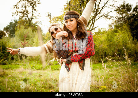 Hippie-Mädchen in einem Feld Stockfoto