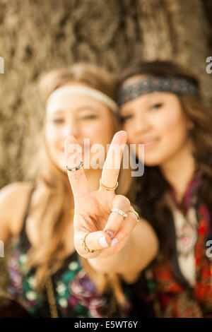 Hippie-Frauen zeigen Peace-Zeichen Stockfoto