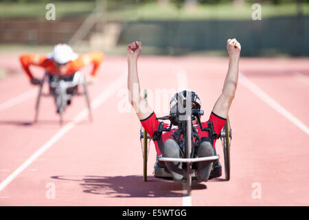 Athlet an finishing line in Para-sportlichen Wettkampf Stockfoto