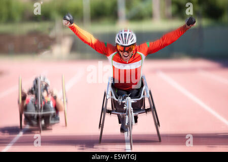 Athlet an finishing line in Para-sportlichen Wettkampf Stockfoto