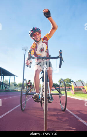 Radfahrer an finishing line in Para-sportlichen Wettkampf Stockfoto