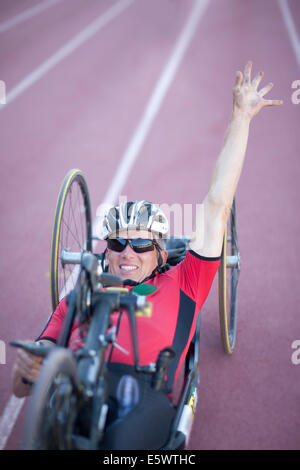 Radfahrer an finishing line in Para-sportlichen Wettkampf Stockfoto