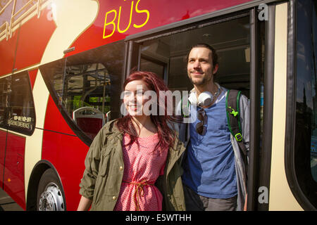 Junge Erwachsene paar Bus aussteigen Stockfoto