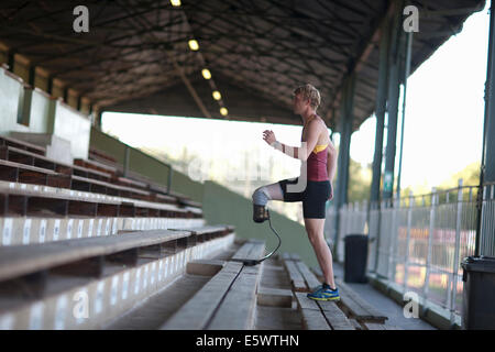 Zu Fuß mit Beinprothese auf Sprinter Stockfoto