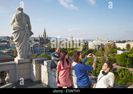 Gruppe von jungen Erwachsenen Touristen fotografieren, Wien, Österreich Stockfoto