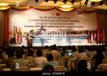 Nay Pyi Taw. 5. August 2014. Foto aufgenommen am 5. August 2014 zeigt eine Szene von der feierlichen Eröffnung des 8. ASEAN-China-Forum für Sozialentwicklung und Armutsbekämpfung in Nay Pyi Taw, Myanmar. Das 8. ASEAN-China-Forum für Sozialentwicklung und Armutsbekämpfung startete in Nay Pyi Taw, Myanmars Hauptstadt, Donnerstag, die zur Vertiefung der regionalen Zusammenarbeit zwischen der Vereinigung Südostasiatischer Nationen (ASEAN) und China zur Verringerung der Armut. Bildnachweis: U Aung/Xinhua/Alamy Live-Nachrichten Stockfoto