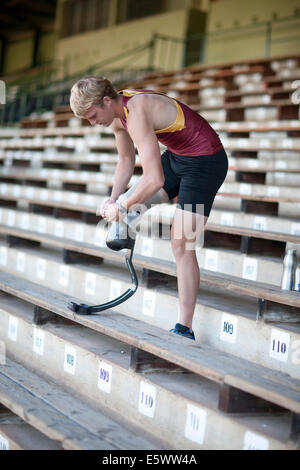Sprinter vorbereiten, Prothese anziehen Stockfoto