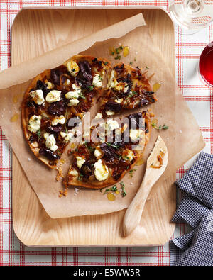 Karamellisierten Zwiebeln Pizza auf Schneidebrett Stockfoto