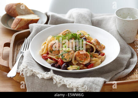 Schüssel mit Nudeln und Lachs Polpette mit Kräutern garnieren Stockfoto