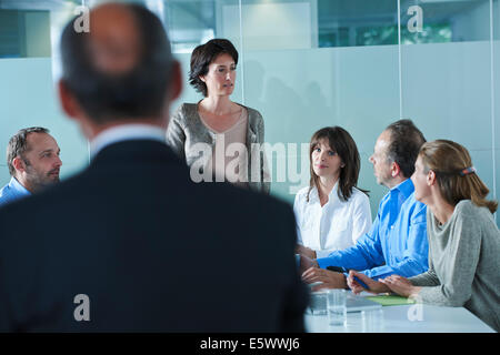 Unternehmerinnen und Unternehmer streiten um Konferenztisch Stockfoto
