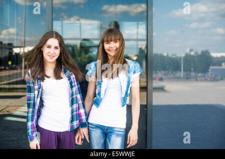 Porträt zweier junger Frauen vor fronted Büro Glasfassade Stockfoto
