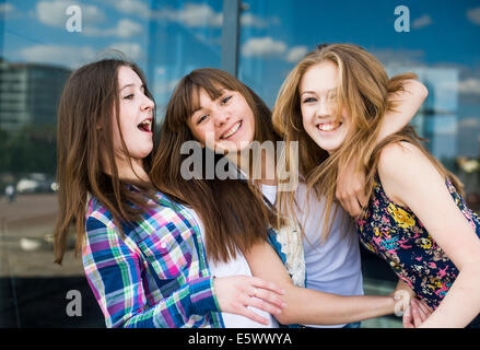 Porträt von drei jungen Frauen in einer Reihe Stockfoto