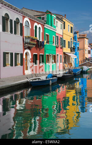Multi farbige Häuser und Kanal, Burano, Venedig, Veneto, Italien Stockfoto