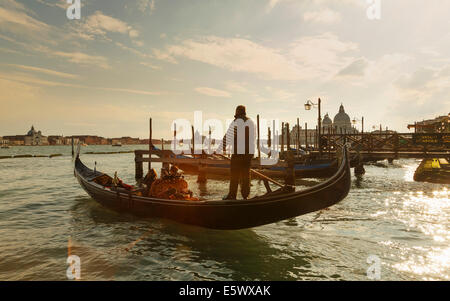 Silhouette Ansicht der Gondoliere bei Sonnenuntergang, Venedig, Veneto, Italien Stockfoto