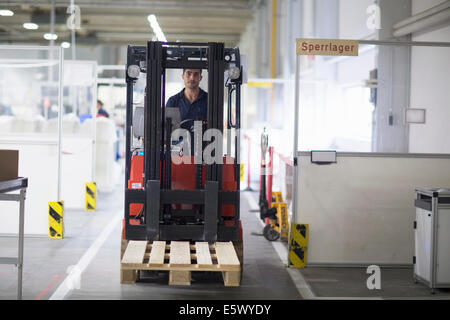 Reifer Mann mit Gabelstapler in Fabrik Stockfoto