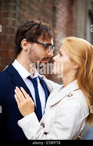 Porträt von amourösen Termine betrachten einander außerhalb Stockfoto