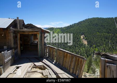 Gebäude auf eine verlassene Goldmine in den felsigen Bergen, Colorado Stockfoto