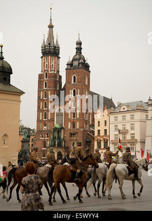 Polnische Soldaten zu Pferde in den wichtigsten Platz von Salzkurortes, Polen. Stockfoto