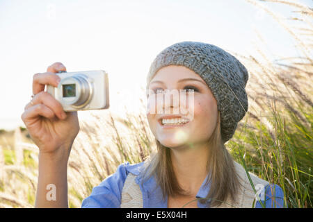 Junge Frau nehmen Foto mit Kamera in Bereichen Stockfoto