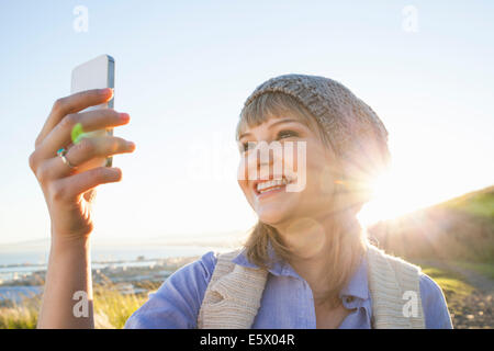 Junge Frau, die die Selfie mit smartphone Stockfoto