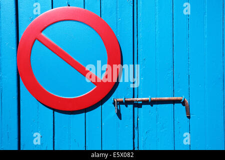 Kein Parkplatz Schild an blaue Tür mit Bolzen Stockfoto