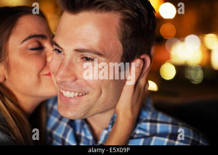 Paar Teilen Kuss auf die Wange im Stadt-Taxi in der Nacht Stockfoto